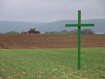 Solche grünen Kreuze wie hier auf einem Acker bei Katschenreuth wollen Landwirte als stillen Protest gegen immer stärkere Einflussnahme in ihre Arbeit verstanden wissen.Jochen Nützel