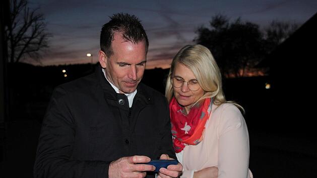 Gespannte Blicke auf das Endergebnis: Ren&eacute; Gerner mit seiner Frau vor dem Fuchsst&auml;dter Rathaus. Der Fuchsst&auml;dter ZAG-Kandidat lag bei der Ausz&auml;hlung lange vorne, muss aber doch am 29. M&auml;rz in die Stichwahl gegen Oliver Lukaschewitsch (Unabh&auml;ngige Liste).Kerstin V&auml;th