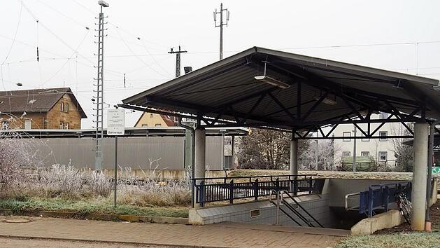 Aktuelle Situation am westlichen Zugang zum Strullendorfer Bahnhof: Auf der linken Seite soll nach dem Umbau der Gleisanlage die behindertengerechte Rampe entstehen. Foto: Andrea Spörlein