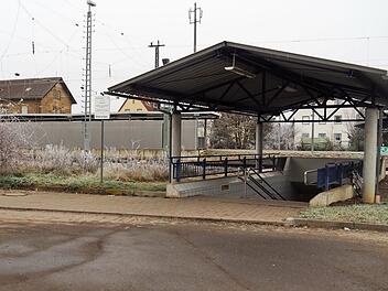 Aktuelle Situation am westlichen Zugang zum Strullendorfer Bahnhof: Auf der linken Seite soll nach dem Umbau der Gleisanlage die behindertengerechte Rampe entstehen. Foto: Andrea Spörlein