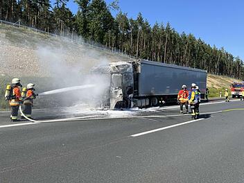 Brand auf der A70: Lastwagen fängt Feuer - Autobahn stundenlang gesperrt