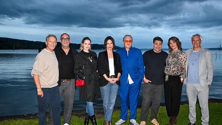 Gruppenbild beim Open-Air-Screening in Starnberg, von links: Christian Tramitz, Hannes Ringelstetter, Mitsou Jung, Katharina Müller-Elmau, Michael Brandner, Paul Sedlmeir, Susu Padotzke und Matthias Helwig, Leiter des Fünf Seen Filmfestivals.