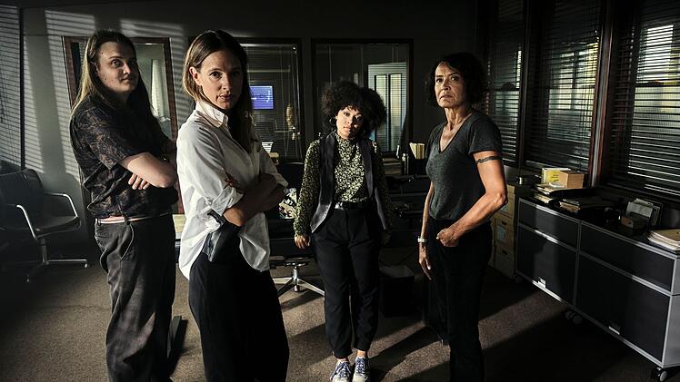 Das Ludwigshafener "Tatort"-Team wurde vor kurzem personell generalüberholt. Neben den etablierten Ermittlerinnen Odenthal (Ulrike Folkerts, rechts) und Stern (Lisa Bitter, zweite von links) sind nun auch die jungen Kräfte Nico Langenkamp (Johannes Scheidweiler) und Mara Hermann (Davina Chanel Fox) mit von der Partie.