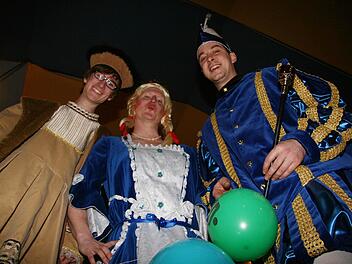 Weißenbrunn hat in diesem Jahr kein Prinzenpaar gefunden, dafür geht die Faschingshochsaison jetzt mit dem ersten Weißenbrunner Dreigestirn über die Bühne: das sind (von links): Bauer David Göldel, Christian Spindler, der die zarte Jungfrau mimt, und Prinz Karneval alias Bernd Redwitz.  Foto: Sonja Adam