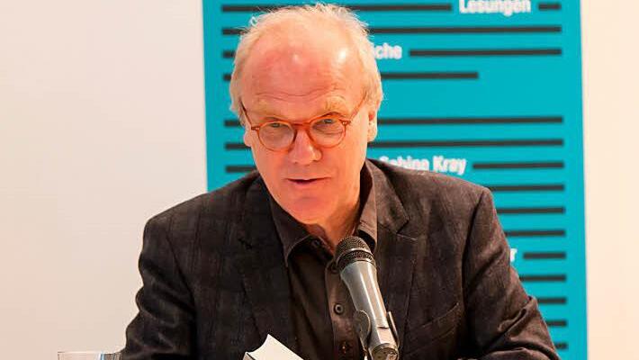 Michael Köhlmeier in Coburg und über Coburg und über Coburg hinweg. Mit der Autorengala gingen die 12. Literaturtage zu Ende.  Foto: Albert Höchstädter