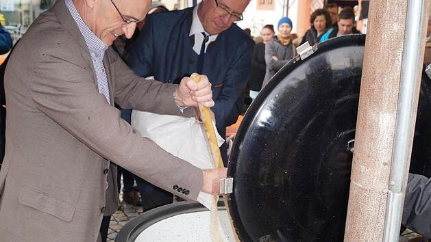 Landrat Wilhelm Schneider (links) und B&uuml;rgermeister G&uuml;nther Werner durften selbst Hand an den Braukessel legen.