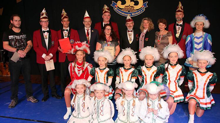 Viele Mitwirkende des Karnevalvereins Weidach wurden von den Vertretern des Fastnacht-Verbands Franken geehrt. Foto: Bettina Knauth