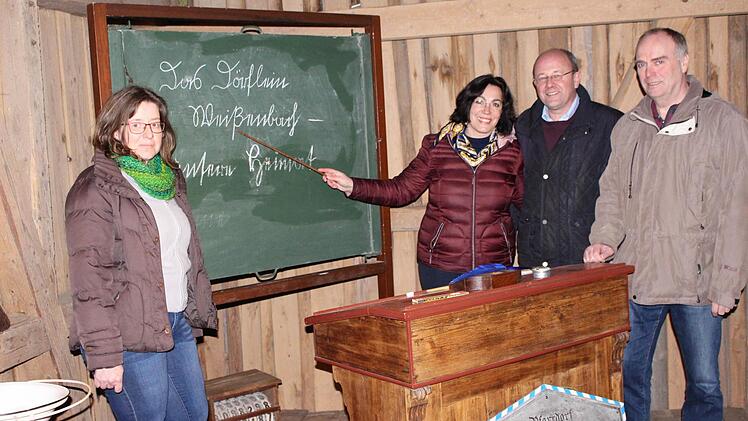 Sabine Schiffler, Karola und Stefan Helfrich und Arno Müller in der Museumsscheune Foto: Julia Raab