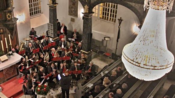 Der mächtige Kronenleuchter in der Kirche spendete Licht für Mitwirkende und Besucher. Helmut Will