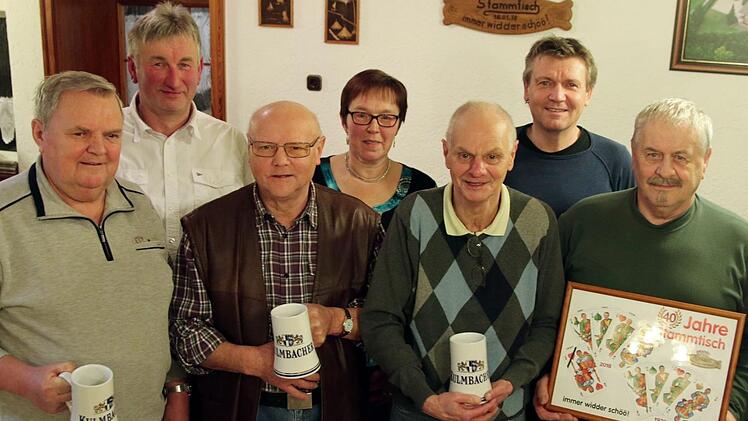 ... und heute zusammen mit (hinten, von links) Wolfgang Schleicher (Zweiter B&uuml;rgermeister Wonsees), Wirtin Heike Kolb und Burkhard Holzapfel von der Kulmbacher Brauerei.