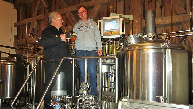 Vater Christoph (53) und Sohn Peter (22) in der "Hofbr&auml;u Oberle"   Foto: rbg