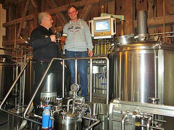 Vater Christoph (53) und Sohn Peter (22) in der "Hofbräu Oberle"   Foto: rbg