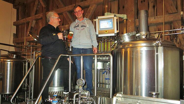 Vater Christoph (53) und Sohn Peter (22) in der "Hofbräu Oberle"   Foto: rbg