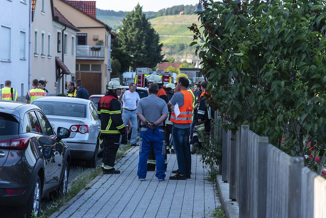 Wohnhaus in Unterfranken stürzt nach Verpuffung ein: Vier Menschen teils schwer verletzt