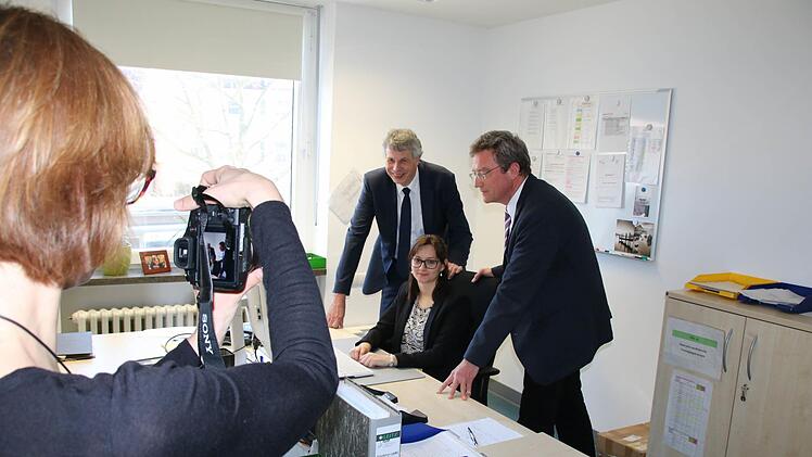 Im vergangenen Jahr hießen LGL-Präsident Andreas Zapf (Mitte) und Bereichsleiter Bernhard Liebel (rechts) die ersten neuen Mitarbeiter des Hauses für Gesundheitsmanagement willkommen. Noch arbeitet Sabrina Förtsch  in der Münchner Straße, spätestens 2021 zieht die LGL-Abteilung in Kurhausbad und Neumann-Flügel um. Ralf Ruppert