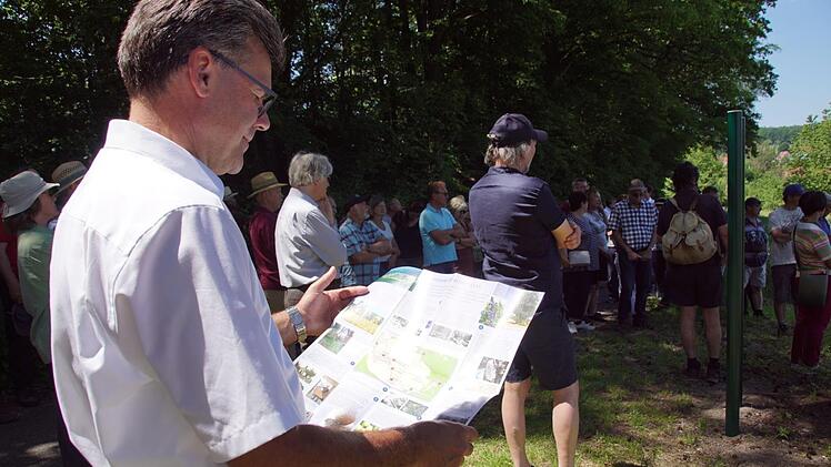 Bürgermeister Thomas Sechser mit dem Faltblatt, das in deutscher, englischer und französischer Sprache viele Informationen zum Europäischen Kulturpfad Fatschenbrunn enthält - und natürlich auch den Wegverlauf aufzeigt