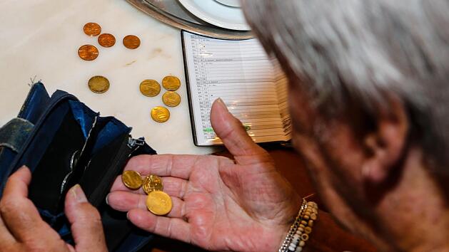Einfach ins Café gehen - für Klaus Löwenmann eine absolute Ausnahme. Um mit seine Ausgaben zu kontrollieren, führt er penibel Buch.  Foto: Matthias Hoch