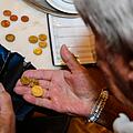 Einfach ins Café gehen - für Klaus Löwenmann eine absolute Ausnahme. Um mit seine Ausgaben zu kontrollieren, führt er penibel Buch.  Foto: Matthias Hoch
