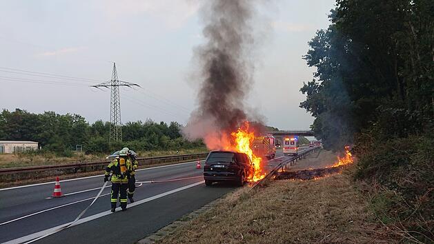 Die Feuerwehr l&ouml;scht das  brennende Auto auf der A&nbsp;73. Foto: Feuerwehr Forchheim