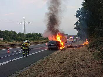 Die Feuerwehr löscht das  brennende Auto auf der A 73. Foto: Feuerwehr Forchheim