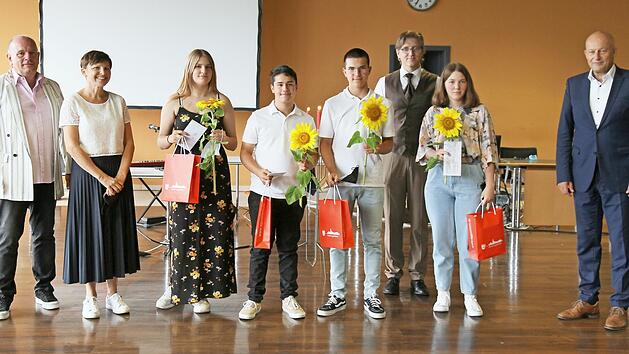Die Jahrgangsbesten wurden vom B&uuml;rgermeister mit Geschenken geehrt (v.&nbsp;l.): Klassenleiter D. Gertshauser, Konrektorin B. Kraus, Janina Geisler, Yakup G&uuml;rler, Luis H&uuml;mmer, Schulleiter A. Pfister, Annika Schubert und B&uuml;rgermeister C. Schwarzmann.
