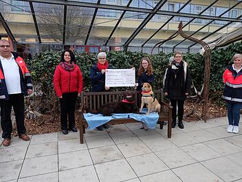 Martin Heusinger (Vorsitzender  Malteser-Hilfsdienst/MHD Thundorf, Sabine Mahlmeister (Klinik Heiligenfeld), Marietta Dorn, Vanessa Büchner (beide Malteser-Ortsverband), Martina Edelmann (Klinik Heiligenfeld), Sabrina Bieber (stellvertretende Vorsitzende des Malteser-Ortsverbands), vorne die Hunde Joschi und Filou. Foto: Philipp Bauernschubert