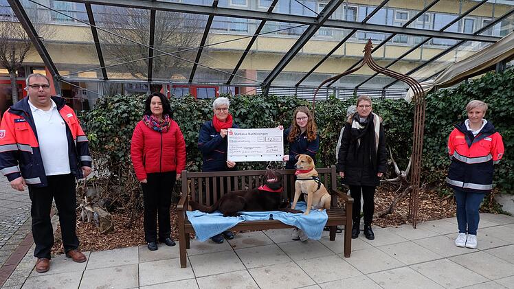 Martin Heusinger (Vorsitzender  Malteser-Hilfsdienst/MHD Thundorf, Sabine Mahlmeister (Klinik Heiligenfeld), Marietta Dorn, Vanessa Büchner (beide Malteser-Ortsverband), Martina Edelmann (Klinik Heiligenfeld), Sabrina Bieber (stellvertretende Vorsitzende des Malteser-Ortsverbands), vorne die Hunde Joschi und Filou. Foto: Philipp Bauernschubert