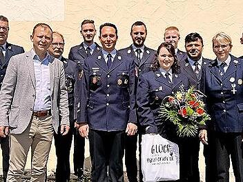 Mit Blumen wurde die neue Kommandantin Denise Gerstenberg im Amt willkommen gehei&szlig;en.