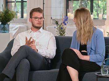 Julian versuchte Julia zu erkl&auml;ren, warum er so entt&auml;uscht ist.