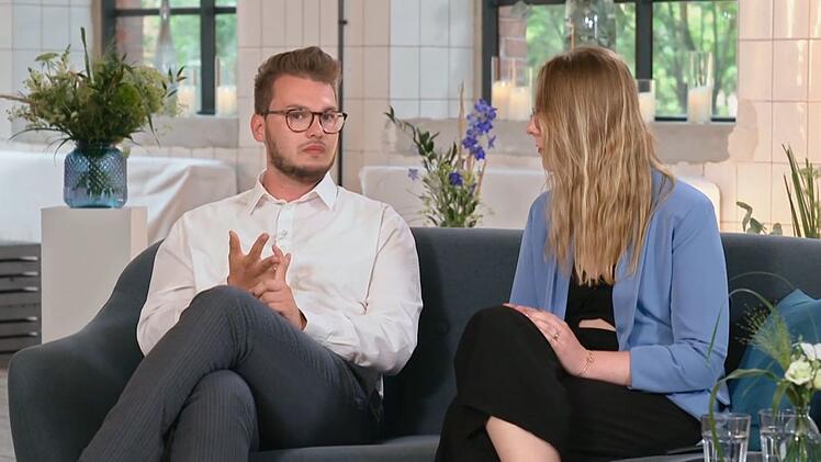 Julian versuchte Julia zu erkl&auml;ren, warum er so entt&auml;uscht ist.