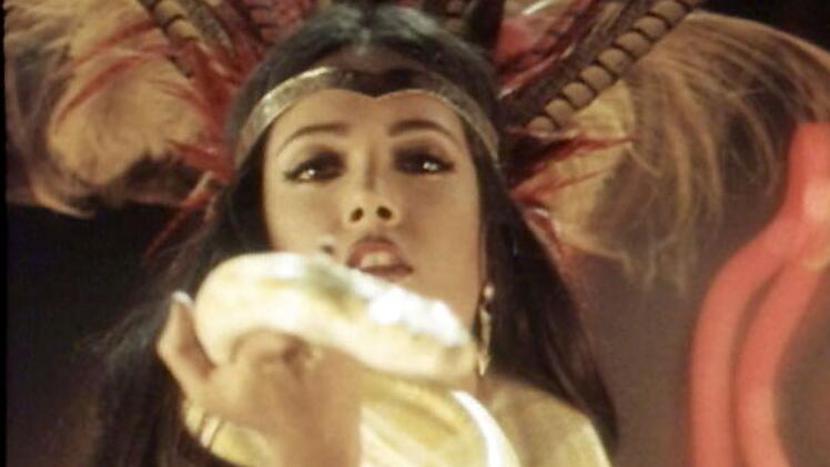 Im "Titty Twister" zeigen Vampire auch mal Haut.