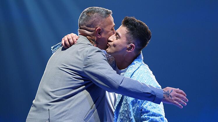 Abii Faizan (24) kriegt nach seinem Auftritt mit "Kiss Me" von Dermot Kennedy viel Lob und einen Kuss von Juror Bushido.