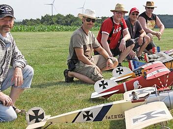 Uwe Hübner, Lars Dokter, Ralph Dietrich, Heinz Pagenkopf und Peter Hold mit ihren Maschinen Fotos: Gerd Schaar