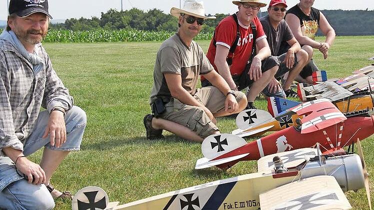Uwe Hübner, Lars Dokter, Ralph Dietrich, Heinz Pagenkopf und Peter Hold mit ihren Maschinen Fotos: Gerd Schaar