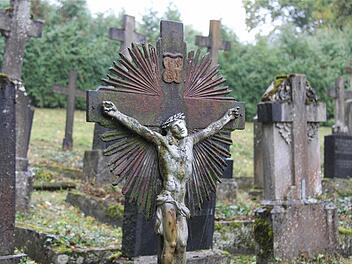 Friedhof von Bonnland. Einige Grabinschriften sind kaum noch lesbar. Fotos: Gerd Schaar