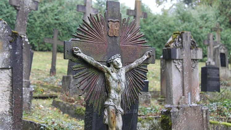 Friedhof von Bonnland. Einige Grabinschriften sind kaum noch lesbar. Fotos: Gerd Schaar