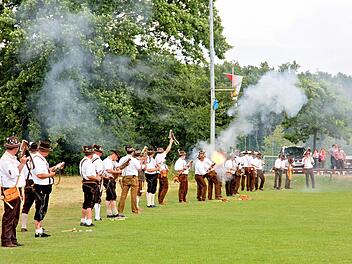 In blitzend weißen Hemden nehmen die Böllerschützen Aufstellung und lachen es krachen.  Fotos: Galster