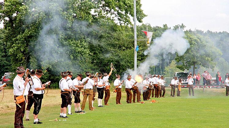 In blitzend weißen Hemden nehmen die Böllerschützen Aufstellung und lachen es krachen.  Fotos: Galster
