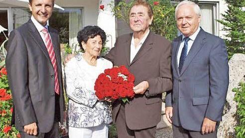Der Lichtenfelser Bürgermeister Andreas Hügerich (links) und der Stellvertreter des Landrats, Helmut Fischer (rechts), beglückwünschten Irene und Gerhard Reh zur eisernen Hochzeit. Foto: Alfred Thieret