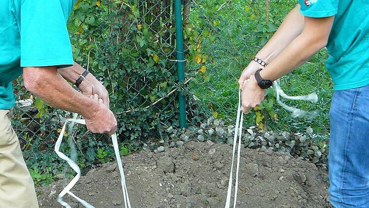 Die beiden "Totengräber" senkten die Untersteinacher Kerwa in ihr kühles Grab. Fotos: Klaus-Peter Wulf
