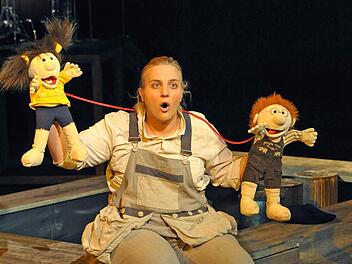 "Gold": Kora Pavelic beeindruckt als Jacob. Leonard Evers' "Musiktheater für junges Publikum" ist eine moderne Fassung des Märchens "Der Fischer und seine Frau". Foto: Andrea Kremper