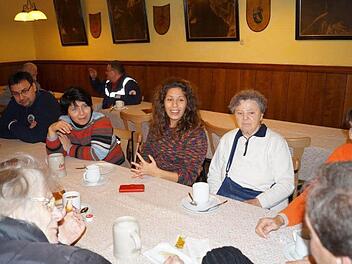 Einen Gl&uuml;hweinabend im Seniorenheim hatte der Helferkreis Haus Waldenfels organisiert. Foto: Haus Waldenfels