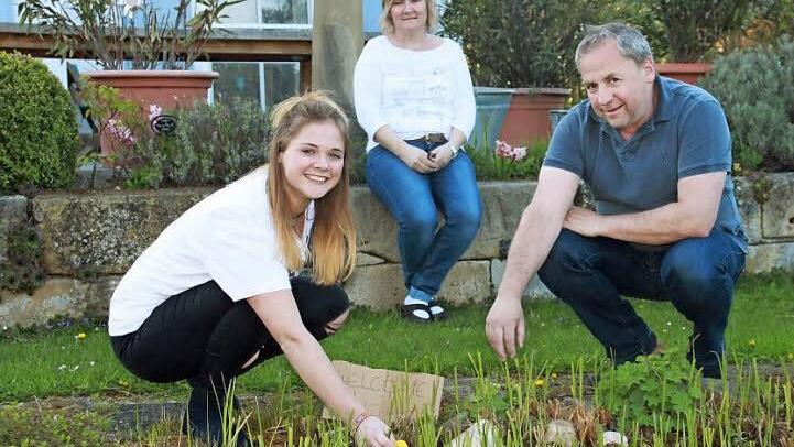 In Unnersdorf wurde Laura Bauer von ihren Eltern wieder in Empfang genommen. Foto: Andreas Schmitt
