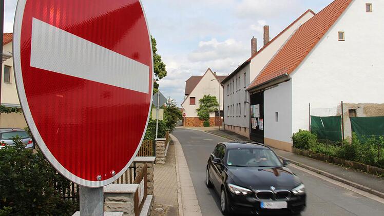 Die Brückenstraße in Gremsdorf ist während der Brückenbauarbeiten in Höchstadt nicht die offizielle Umleitung. Foto: Christian Bauriedel
