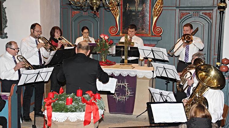 Der Posaunenchor Hafenpreppach mit Herbert Schoregge als Dirigenten eröffnete das vorweihnachtliche Konzert in der Kirche in Hafenpreppach. Foto: Helmut Will