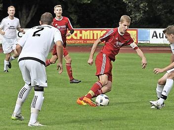 Kapit&auml;n Johannes Schultheis setzt sich gegen Theisenorts Patrick Friedlien durch, trotzdem verlor der FC Altenkunstadt die Partie. Gegen die Lichtenfelser Reserve soll es besser laufen. Foto: Karl Heinz Weber