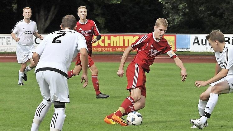 Kapit&auml;n Johannes Schultheis setzt sich gegen Theisenorts Patrick Friedlien durch, trotzdem verlor der FC Altenkunstadt die Partie. Gegen die Lichtenfelser Reserve soll es besser laufen. Foto: Karl Heinz Weber