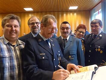 Ins Goldene Buch der Gemeinde Kirchehrenbach trugen sich die beim Neujahrsempfang Geehrten ein (von links): Jürgen Biedermann, Harald Pirmer, Werner Gebhardt, Gerhard Hofmann, Herbert Gebhardt und Bürgermeisterin Anja Gebhardt. Foto: Pauline Lindner