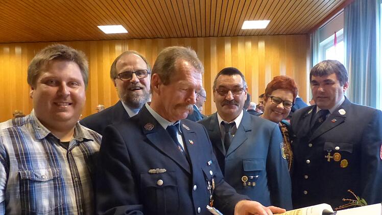 Ins Goldene Buch der Gemeinde Kirchehrenbach trugen sich die beim Neujahrsempfang Geehrten ein (von links): Jürgen Biedermann, Harald Pirmer, Werner Gebhardt, Gerhard Hofmann, Herbert Gebhardt und Bürgermeisterin Anja Gebhardt. Foto: Pauline Lindner