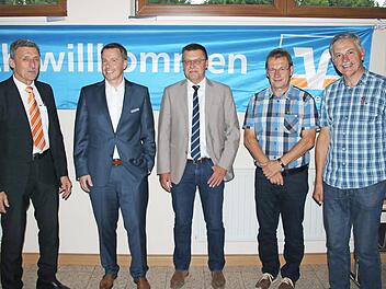 Vertreterversammlung der Raiffeisenbank Maßbach eG: Die Vorstände Horst Seufert und Michael Hein sowie die wiedergewählten Mitglieder des Aufsichtsrates Franz Geus, Erwin Stahl und Norbert Haupt (von links).  Foto: Dieter Britz